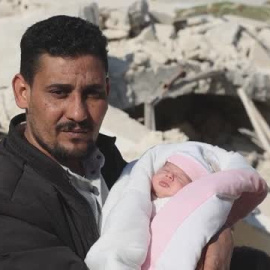 Los tíos paternos adoptan a la bebé milagro que nació entre los escombros tras el terremoto de Siria