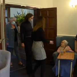 Kate visita la residencia de Oxford House por carnaval