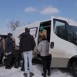 Unidades móviles para atender a la población en mitad de una guerra