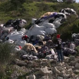 El Seprona y la Junta investigan un vertedero ilegal de restos textiles en el Cortijo Real de Algeciras