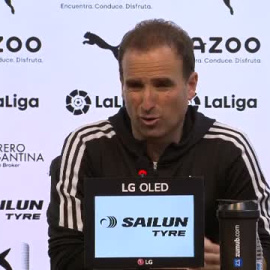 El entrenador del Osasuna reconoce haber hecho "un partido flojo" y el del Valencia "hacer muchas cosas bien"
