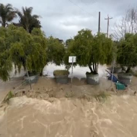 Evacuadas miles de personas en California tras reventar el dique de un río a causa de un temporal de lluvia 
