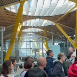 Largas colas en el control de pasaportes de Barajas por falta de agentes de la Policía Nacional