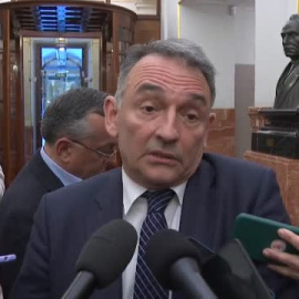 Enrique Santiago contradice a Pablo Iglesias en su defensa de ERC y EH Bildu por exigir la prohibición de las pelotas de goma