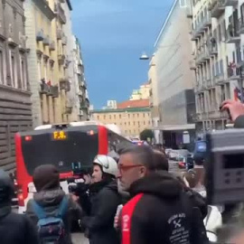 Batalla campal entre los radicales del Eintracht y la Policía en Nápoles   