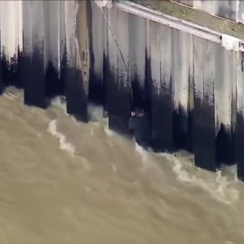 Espectacular rescate en helicóptero de un hombre que se había caído al río en Los Angeles (EEUU)