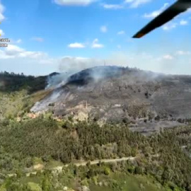 Las imágenes aéreas de los incendios descontrolados que cercan el monte Naranco, el pulmón de Oviedo