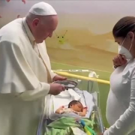 El papa bautiza a un bebé en el hospital en el que está ingresado