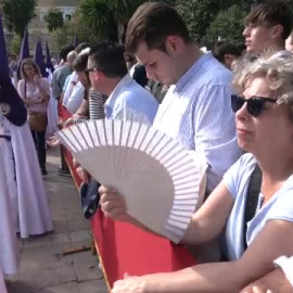Sevilla se echa a la calle con las primeras procesiones del Viernes de Dolores