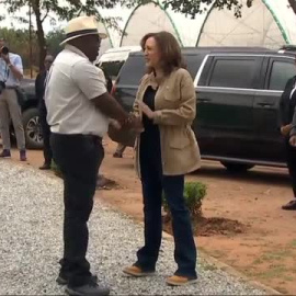 Kamala Harris visita una granja en Zambia