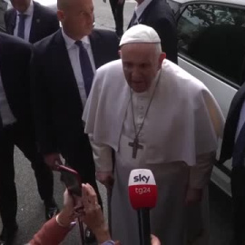 El papa sale del hospital después de su ingreso por bronquitis: "Todavía estoy vivo"