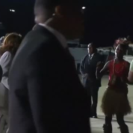 Kamala Harris abandona con honores Zambia y pone fin a su gira africana