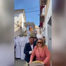 Arde la imagen de la Virgen del Rocío de Vélez-Málaga al caerse una vela del trono