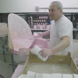 Alfareros y artesanos británicos se preparan para la coronación del rey Carlos III de Inglaterra