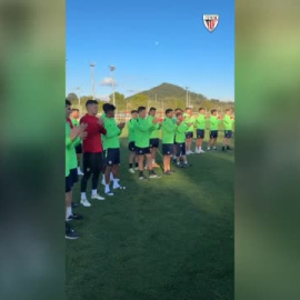 La afición apoya al Athletic al inicio del entrenamiento a puerta cerrada