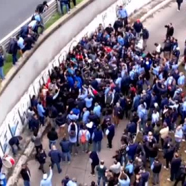 Un grupo de conductores de autobús agrede a un ministro de Seguridad argentino