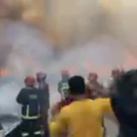 Incendio en uno de los mayores mercados de ropa de la capital de Bangladesh 