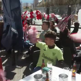 Los aficionados 'calientan motores' en Bilbao en los prolegómenos del Athletic- Osasuna