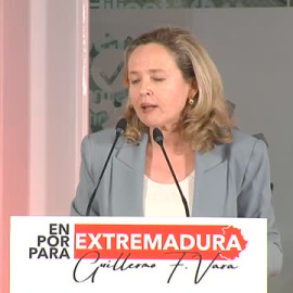Calviño contrapone la política de "protección y progreso" del Gobierno de coalición a la de "recortes y precariedad" del PP