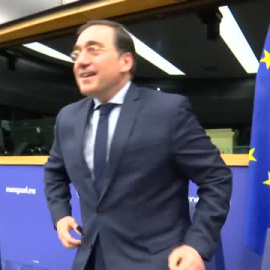 Los eurodiputados del PP plantan a Albares en el Parlamento Europeo