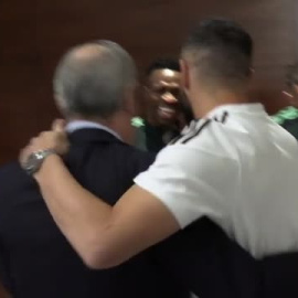 Pérez saluda a los jugadores del Real Madrid en las horas previas del partido contra el Chelsea