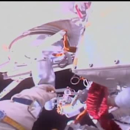 Dos cosmonautas rusos participan en un nuevo paseo espacial