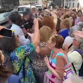 Las imágenes de cómo un grupo de mujeres protegió a Cristina Fallarás ante el acoso ultra