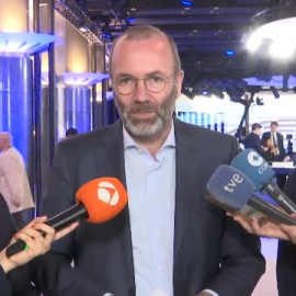 Manfred Weber, presidente del Partido Popular Europeo (PPE): "veo al comisario ahora cada vez más como un 'camisa roja', haciendo campaña por Sánchez"