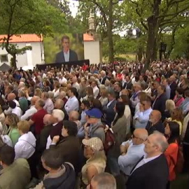 Feijóo pide a Sánchez "que hable con la gente y que no pida el carné de identidad", porque eso "solo te lo pide la Policía"
