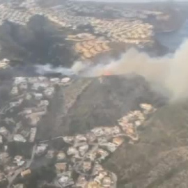 Un incendio declarado esta tarde en Cala Llebeig, en Alicante, obliga a desalojar varias viviendas