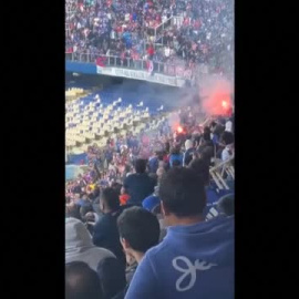 Suspenden un partido de fútbol en Chile tras salir heridas varias personas por el lanzamiento de bengalas desde la grada