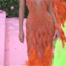 PETA pide a los anfitriones de la Gala Met no utilizar pieles ni plumas de animales justo el año que se homenajea a Karl Lagerfeld