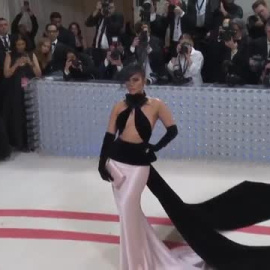 Homenaje a Karl Lagardfeld en la siempre espectacular alfombra de la Gala Met