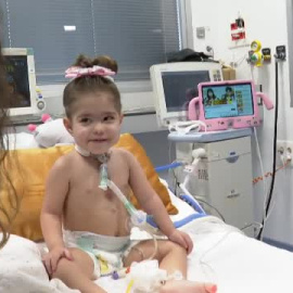 La visita de cuatro patas que genera sonrisas en la UCI pediátrica del hospital 12 de Octubre