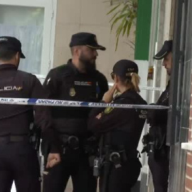 Un hombre se atrinchera con su mujer desangrándose tras acuchillarla en el cuello