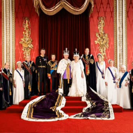 La monarquía británica publica los retratos oficiales de la Familia Real