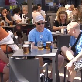 Aficionados del Manchester City invaden la Plaza Mayor