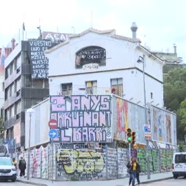 Vecinos de un barrio de Barcelona salen a la calle para exigir el desalojo de dos edificios ocupados