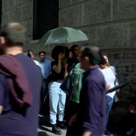 Reparten paraguas para combatir el calor en la cola del padrón del Ayuntamiento de Valencia