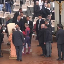 Spiderman se presenta ante el papa Francisco en El Vaticano