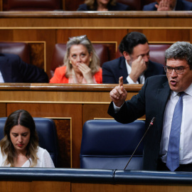 Escrivá asegura que es "un bulo" que haya que ir con cita previa a la Seguridad Social pese a que la página web sí lo exige