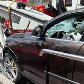 Cuatro personas heridas en el choque de un coche contra una marquesina en Vigo
