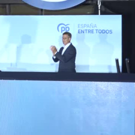 Feijóo celebra desde el balcón de Génova la victoria del PP en las elecciones municipales y autonómica