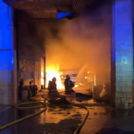 Aparatoso incendio de dos naves industriales de Campo Real (Madrid)