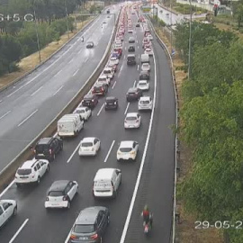 Una intensa tormenta en Madrid colapsa las calles y deja calles completamente inundadas y retenciones kilométricas por balsas en la carretera