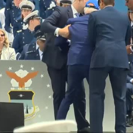 Biden sufre una aparatosa caída durante un acto militar en Colorado