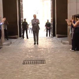 Collboni recibido entre aplausos a su llegada al ayuntamiento de Barcelona