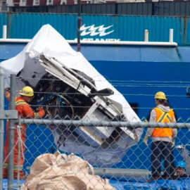 Comienzan a sacar del mar los restos del Titán