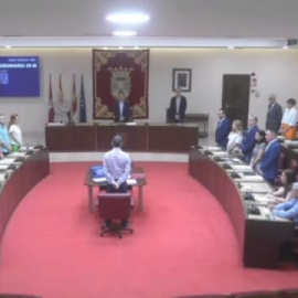 Los cuatro concejales de Vox en Albacete permanecen sentados durante un minuto de silencio por las víctimas de la violencia machista