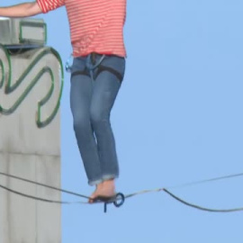 El prestigioso funambulista Nathan Paulin cruza el cielo de Barcelona a 70 metros del suelo